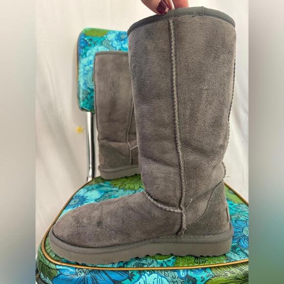 UGG Classic Gray Suede Boots Women’s Size 6 - Picture 3 of 13